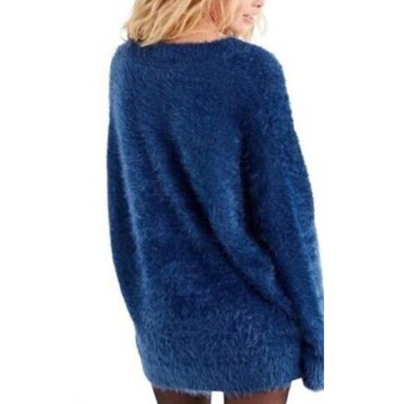 Urban Outfitters Oversized Fuzzy Eyelash V-Neck Knit Sweater - Picture 4 of 9